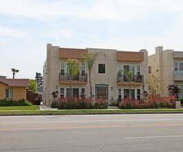 14206 Riverside Dr in Sherman Oaks, CA - Building Photo - Building Photo