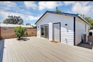 6219 Glide Ave in Woodland Hills, CA - Building Photo