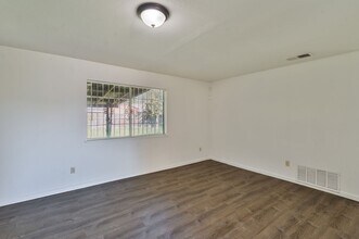 7929 Detroit Blvd in Sacramento, CA - Building Photo - Building Photo