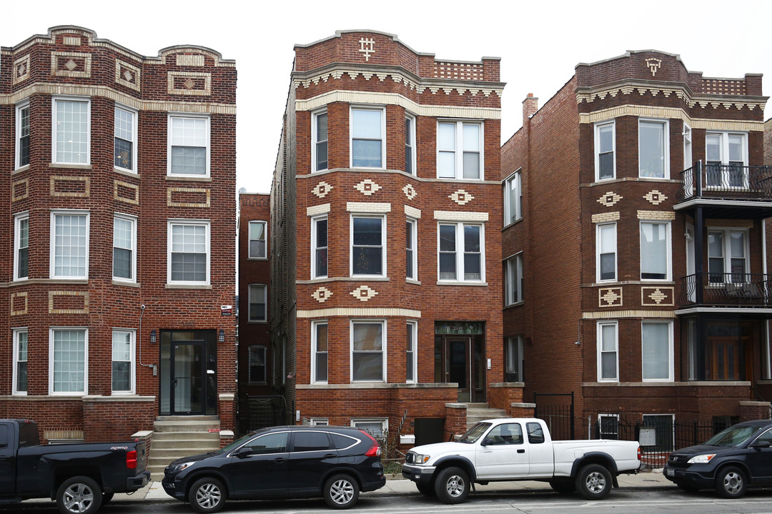 2340 W Augusta Blvd in Chicago, IL - Foto de edificio