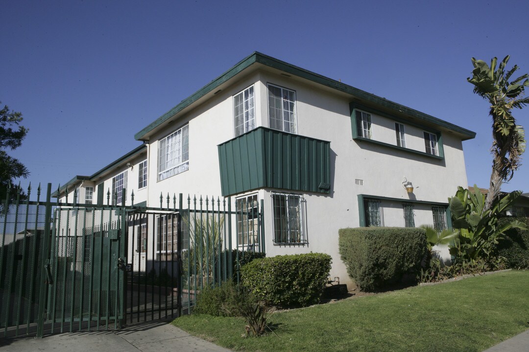 10231 England Ave in Inglewood, CA - Building Photo