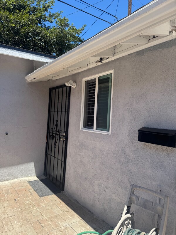 property at 1921 W 42nd Pl