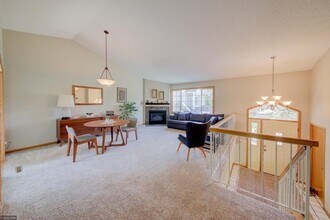 6936 Lake Terrace E in Woodbury, MN - Foto de edificio - Building Photo