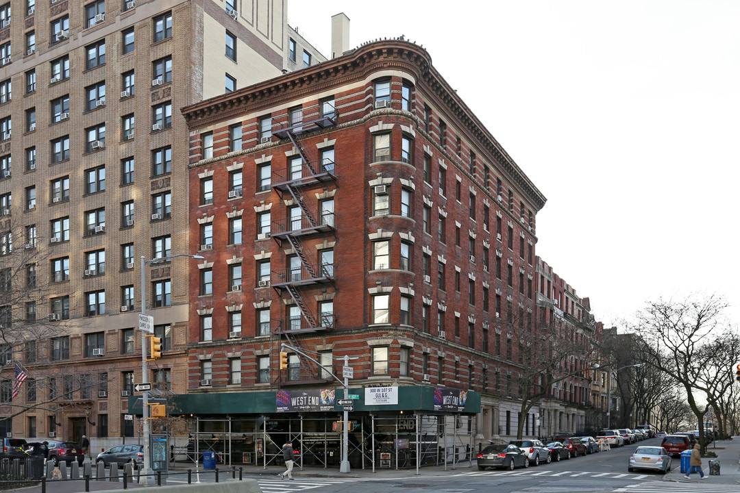 300 W 107th St in New York, NY - Building Photo