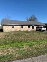 124 Burrow Dr in Scott, LA - Building Photo