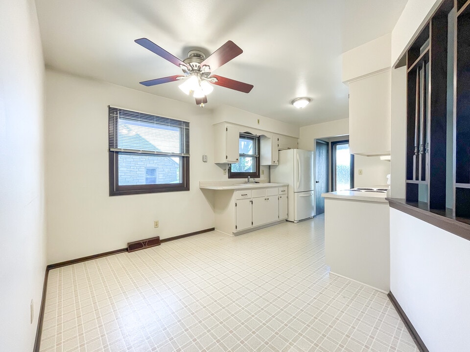 9522 W Howard Ave in Milwaukee, WI - Building Photo