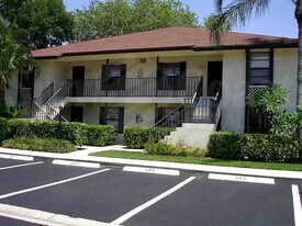 400 Misty Pines Cir in Naples, FL - Building Photo