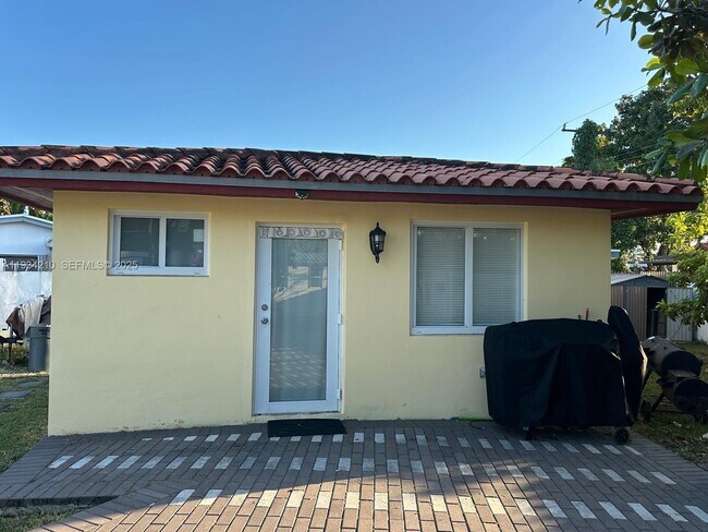 5440 SW 101st Ave in Olympia Heights, FL - Foto de edificio - Building Photo