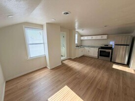 653 W Bruce St in Milwaukee, WI - Building Photo