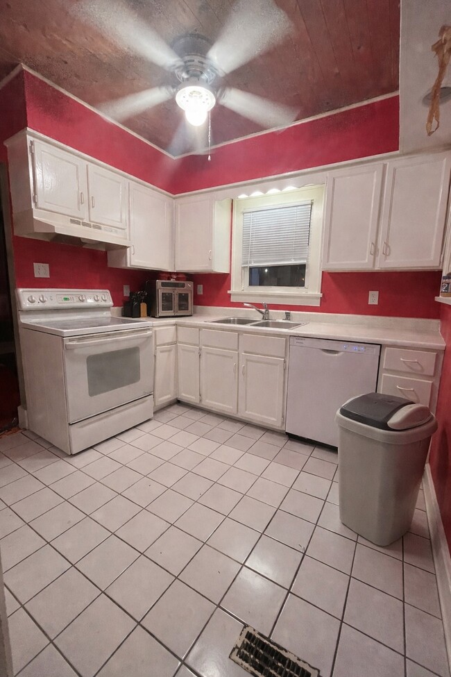 1602 W University Ave in Champaign, IL - Foto de edificio - Building Photo