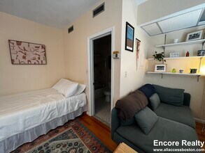 92 Gordon St, Unit 205 in Boston, MA - Foto de edificio - Building Photo