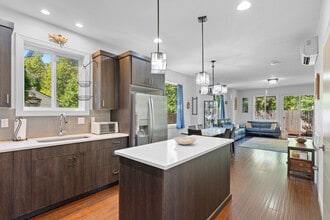 6435 NE Pacific St in Portland, OR - Foto de edificio - Building Photo
