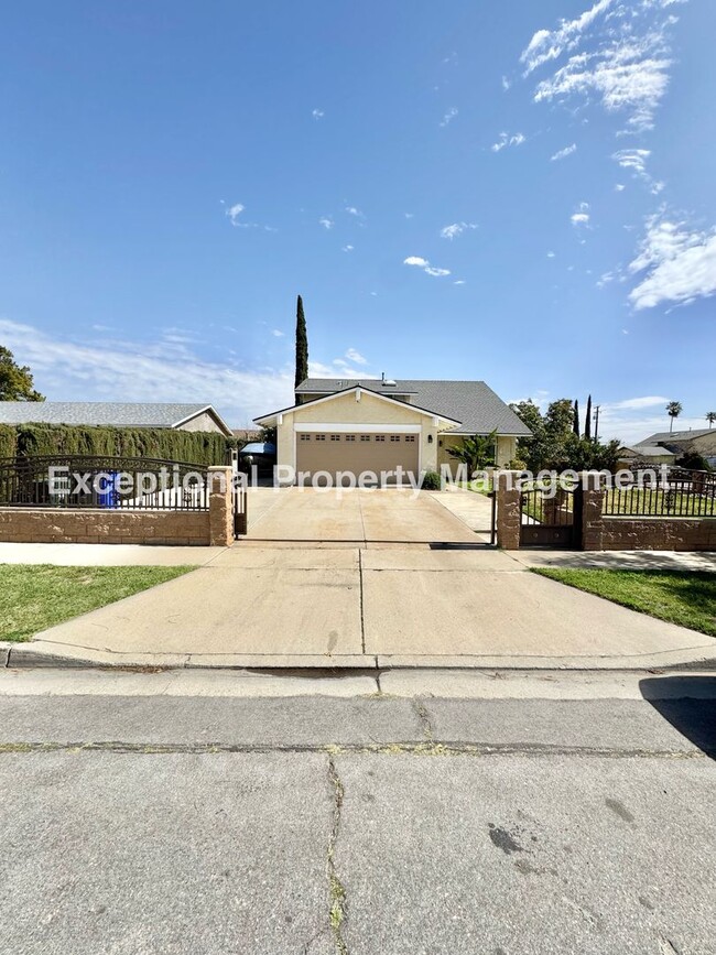 property at 7475 Boxwood Ave