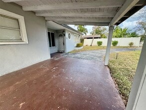 221 NE 24th St in Pompano Beach, FL - Foto de edificio - Building Photo