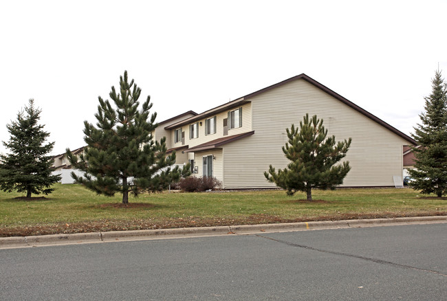 1210 Hanley Rd in Hudson, WI - Foto de edificio - Building Photo