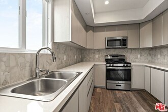 2321 Fox Hills Dr in Los Angeles, CA - Building Photo - Building Photo