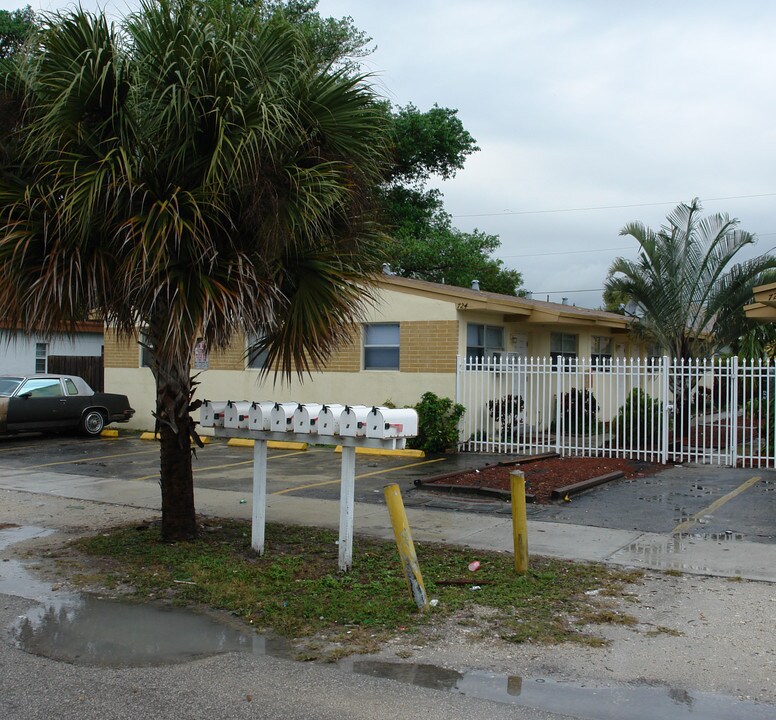 720-724 SW 7th St in Dania Beach, FL - Building Photo