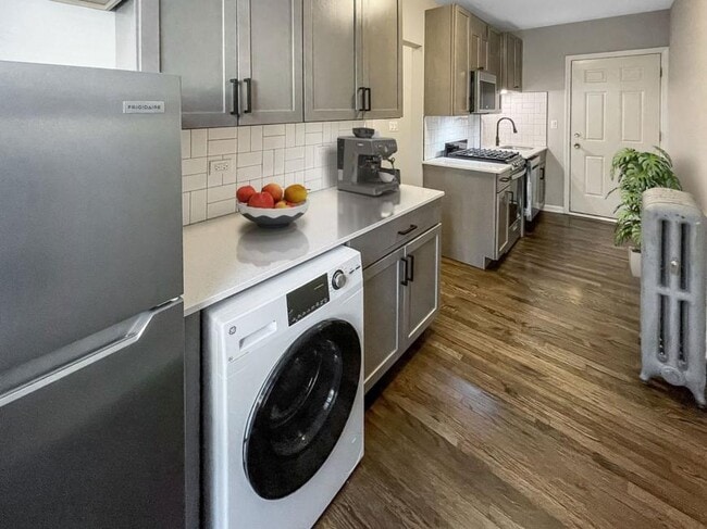 property at 910 W Dakin St