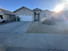 904 Julia Ln in Fernley, NV - Building Photo