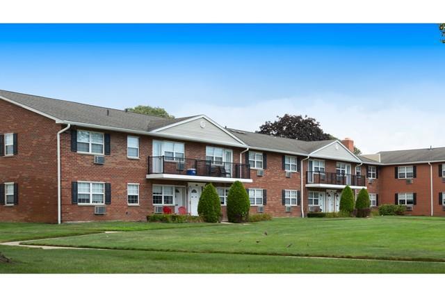 83 D Old Oak Ln in Levittown, NY - Building Photo