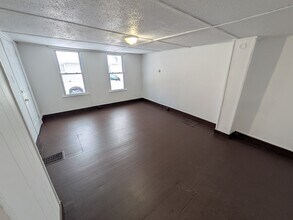 148 Maple St, Unit Rear in Glens Falls, NY - Foto de edificio - Building Photo