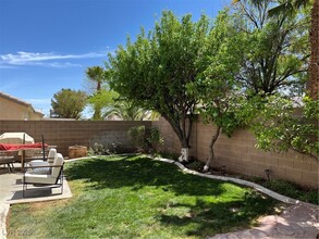 10231 Queensbury Ave in Las Vegas, NV - Foto de edificio - Building Photo