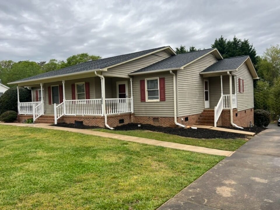203 Wildwood Dr in Greer, SC - Building Photo
