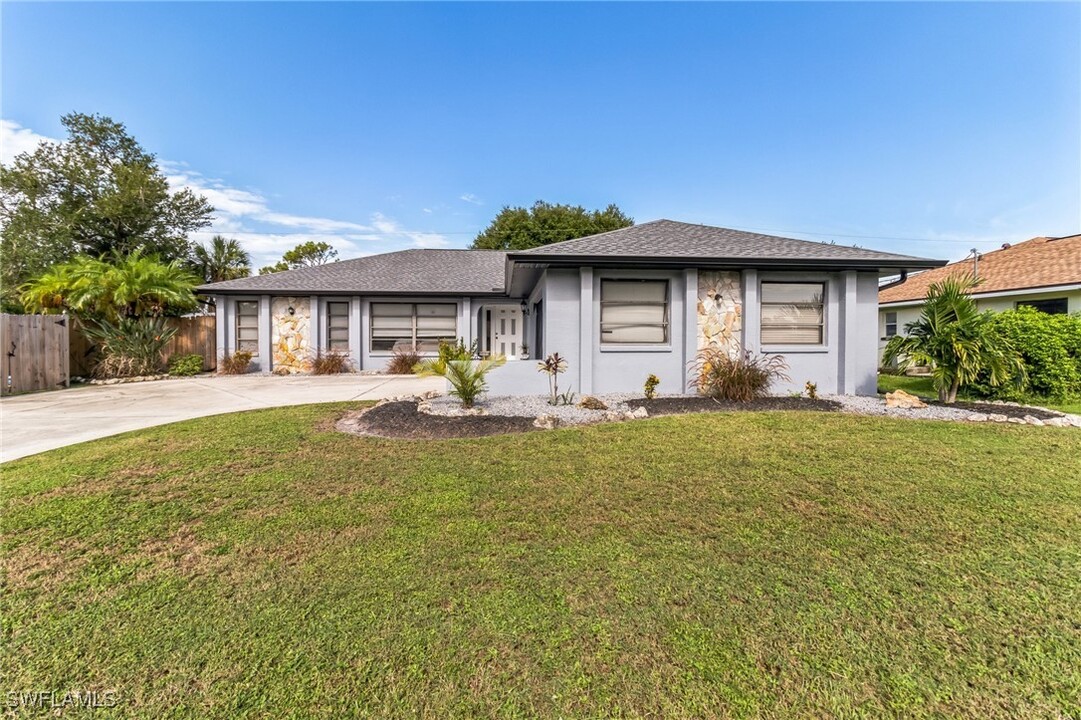 100 Lambert St in Port Charlotte, FL - Foto de edificio