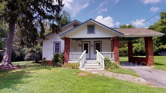 1207 Cherokee Dr in Hendersonville, NC - Building Photo