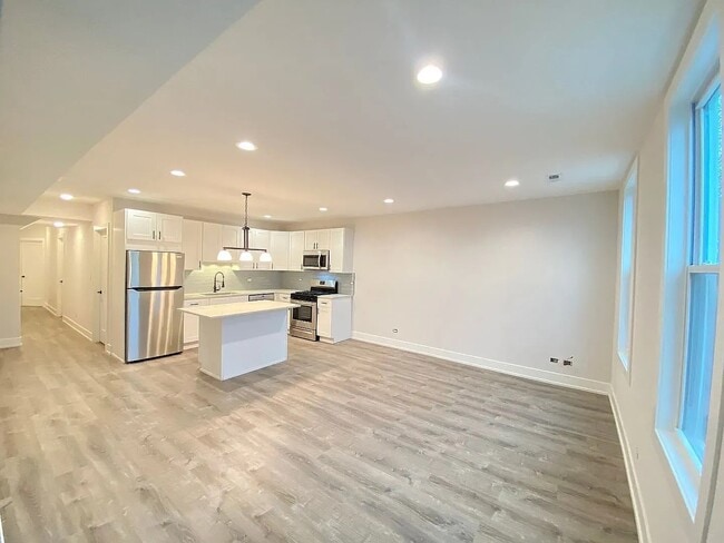 2725 N Drake Ave in Chicago, IL - Building Photo - Building Photo