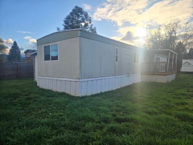 1295 Thomas Rd in Medford, OR - Foto de edificio - Building Photo