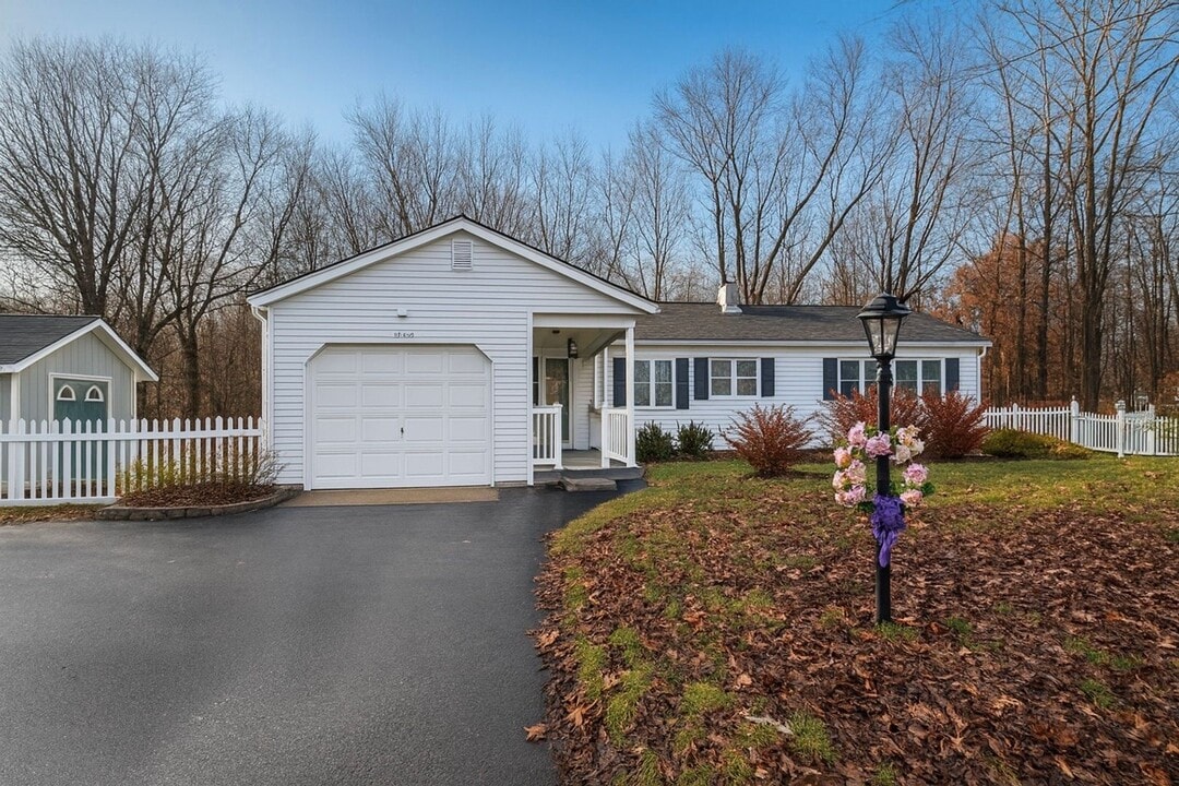 8998 Lakeview Dr in Rome, NY - Building Photo