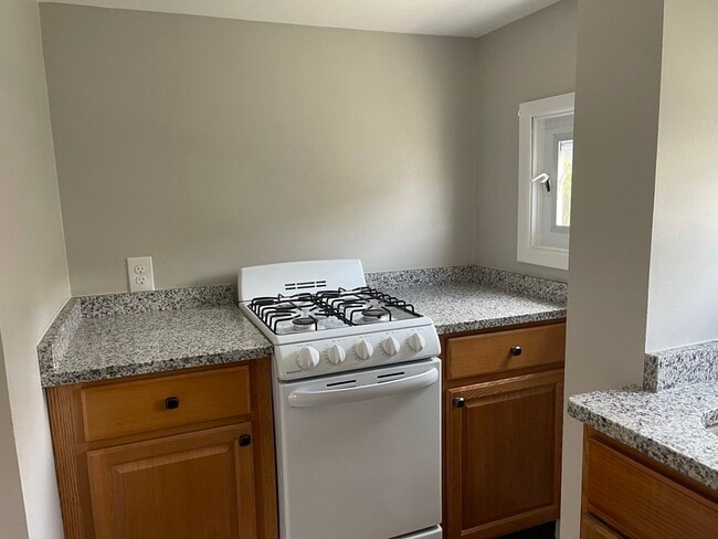 831 Belleville Ave in New Bedford, MA - Building Photo - Building Photo