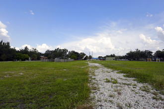 610 W Bay Dr in Largo, FL - Building Photo - Building Photo