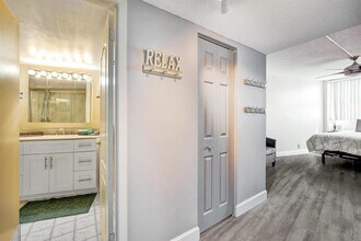 100 Golden Isles Dr in Hallandale Beach, FL - Foto de edificio - Building Photo