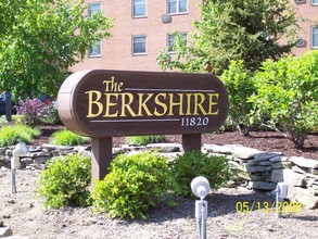 The Berkshire in Lakewood, OH - Building Photo - Building Photo