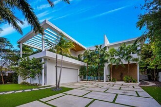 3465 Meridian Ave in Miami Beach, FL - Building Photo - Building Photo