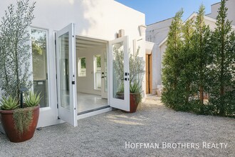 1249 1/4 N Beachwood Dr in Los Angeles, CA - Foto de edificio - Building Photo