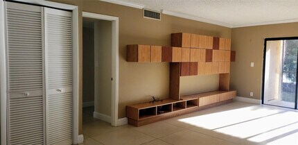 331 Lakeview Dr in Weston, FL - Foto de edificio - Building Photo