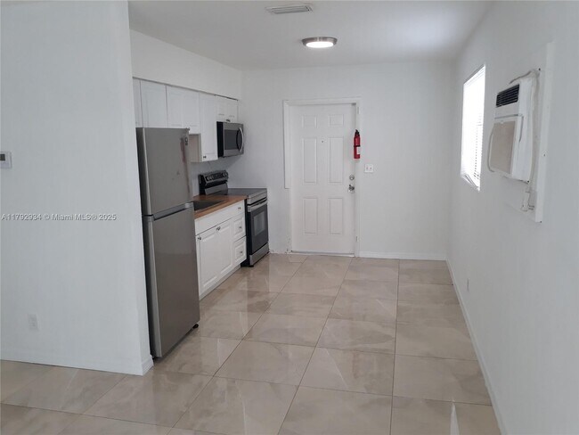 605 NW 4th Ct-Unit -1 in Hallandale Beach, FL - Building Photo - Building Photo