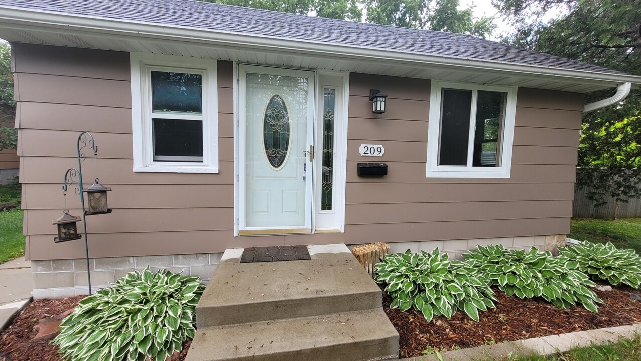 209 5th Ave N in Sauk Rapids, MN - Foto de edificio