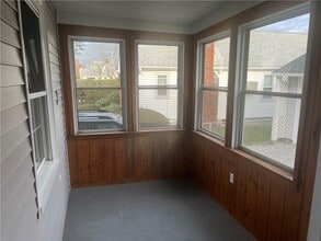122 Calaman Rd in Cranston, RI - Foto de edificio - Building Photo