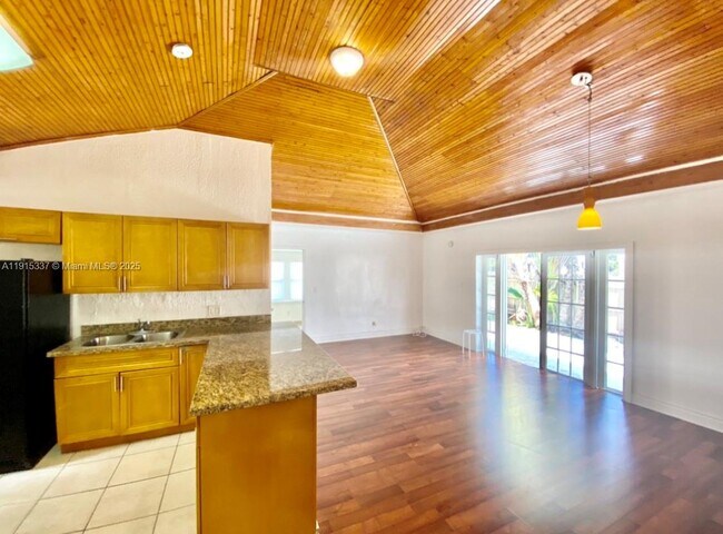 2402 NW 42nd St in Miami, FL - Foto de edificio - Building Photo