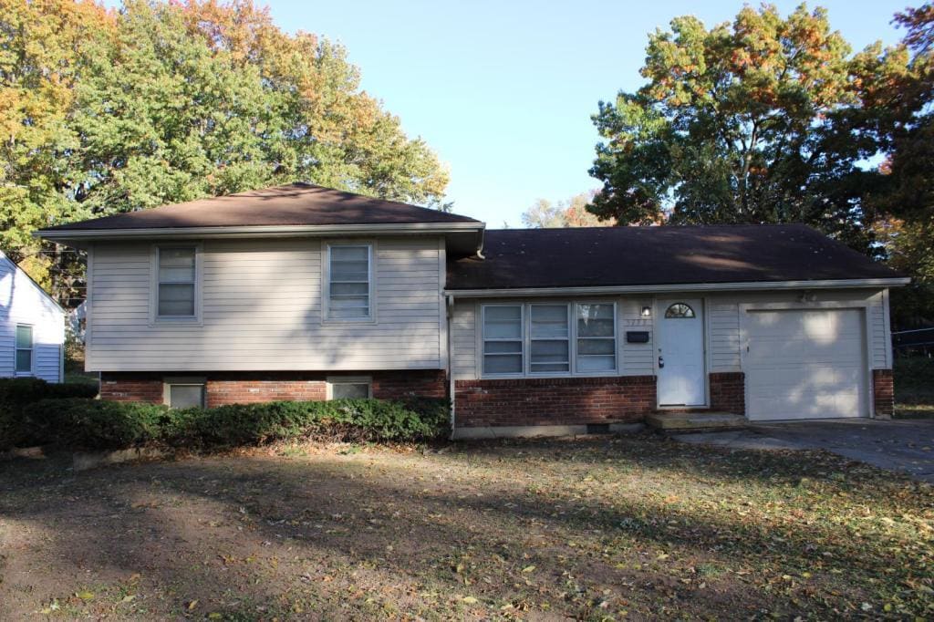 5733 Cedar Ave in Raytown, MO - Building Photo