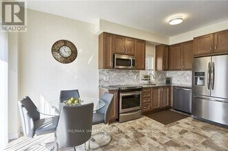 33 Wimbledon Ct in Whitby, ON - Building Photo - Building Photo
