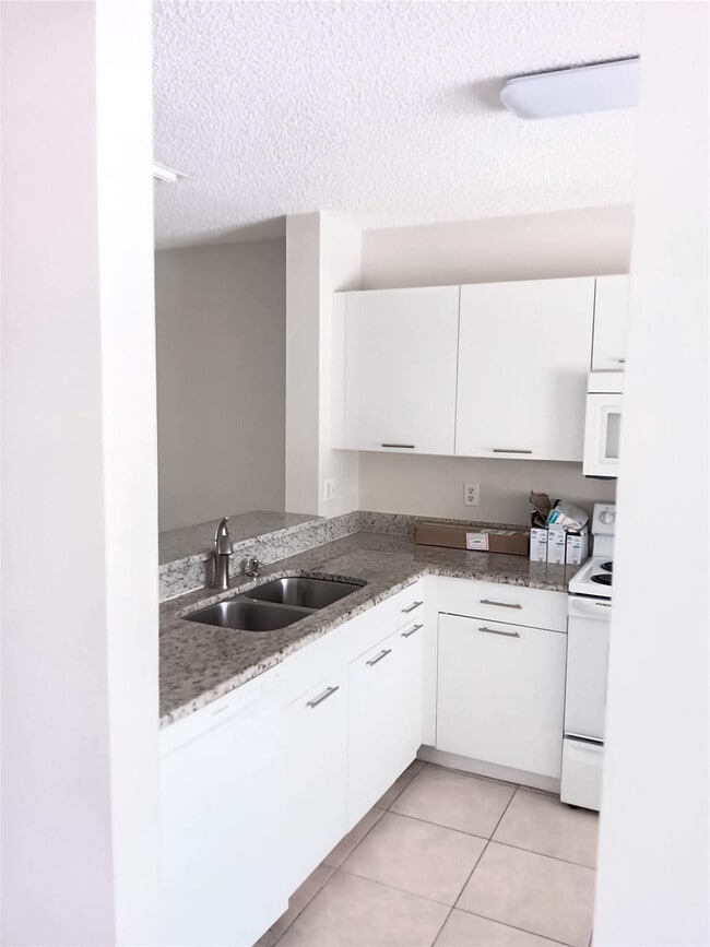 20869 NW 2nd St in Pembroke Pines, FL - Building Photo - Building Photo