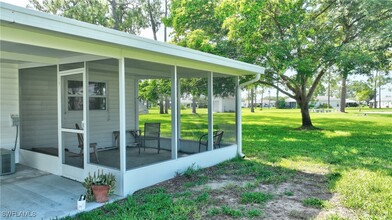20 Pinewood Blvd in Lehigh Acres, FL - Foto de edificio - Building Photo