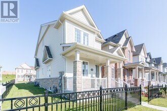 180 McBride Ave in Clarington, ON - Building Photo - Building Photo