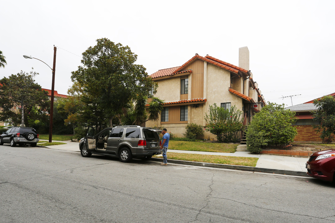 232 N Cedar St in Glendale, CA - Building Photo