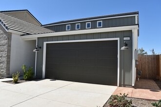 1184 Atlantica Dr S in Madera, CA - Building Photo - Building Photo